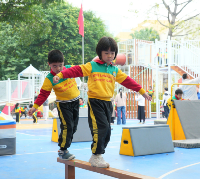 教师先行课程浸润家园校协同构建起三位一体的幼小联接机制