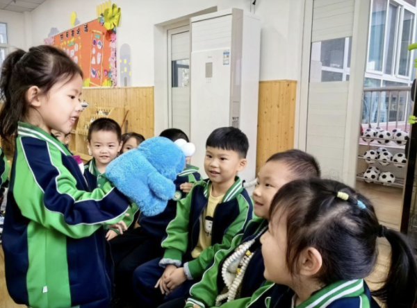 学着大人的模样幼嫩的声音里充满了卖家小摊主们自傲和期待