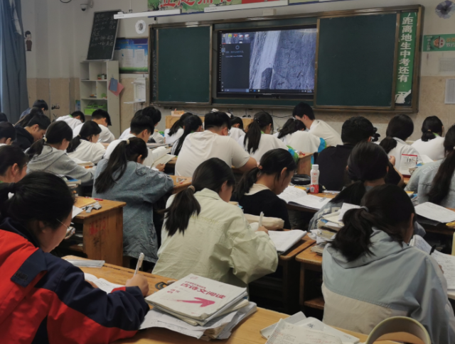 扎根于根底教育一线形成了从理念到途径再到讲堂载体的完好逻